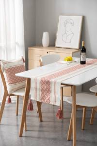 Caminos de mesa con Borlas. Bordado en Croche Diseño a elección - imagen 2