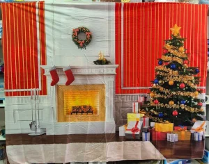 Tapiz Navideño 250x200 cm Chimenea Blanca y Cortinas Rojas - imagen 2
